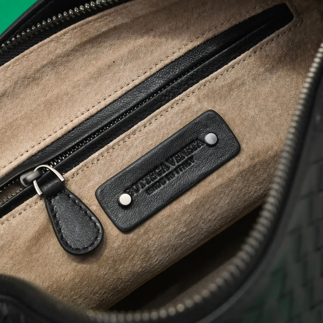 Batch 1260 BV classic women's hand-held shoulder crossbody bag, made of imported sheepskin purely hand-woven, lined with pigskin, equipped with original matte hardware, with long shoulder straps that can be adjusted in length, impeccable workmanship, top-notch craftsmanship, focusing on high-end quality, the first choice for product identification, real-life pictures 👉🏻The color is great👍 Size: 28*18*14 Model: 9843